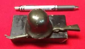 ARMY HELMET AND RIFLE DESK ORNAMENT