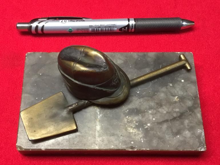 RAD DESK ORNAMENT CAP AND SHOVEL