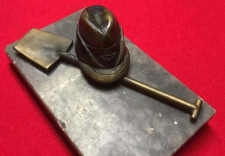 RAD DESK ORNAMENT CAP AND SHOVEL - Image 2